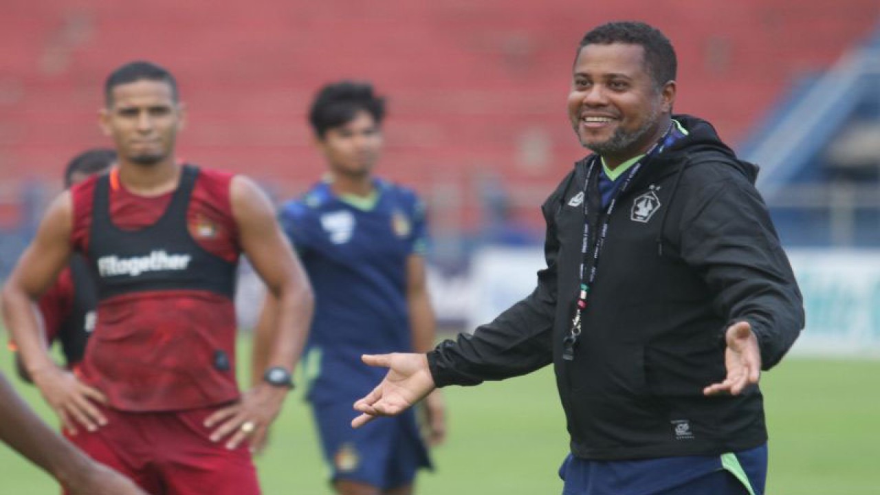 Pelatih Persik Kediri Divaldo Alves (kanan) memberikan arahan kepada pemain saat memimpin latihan di Stadion Brawijaya, Kota Kediri, Jawa Timur, Rabu (31/8/2022). ANTARA FOTO/Prasetia Fauzani/aww.
