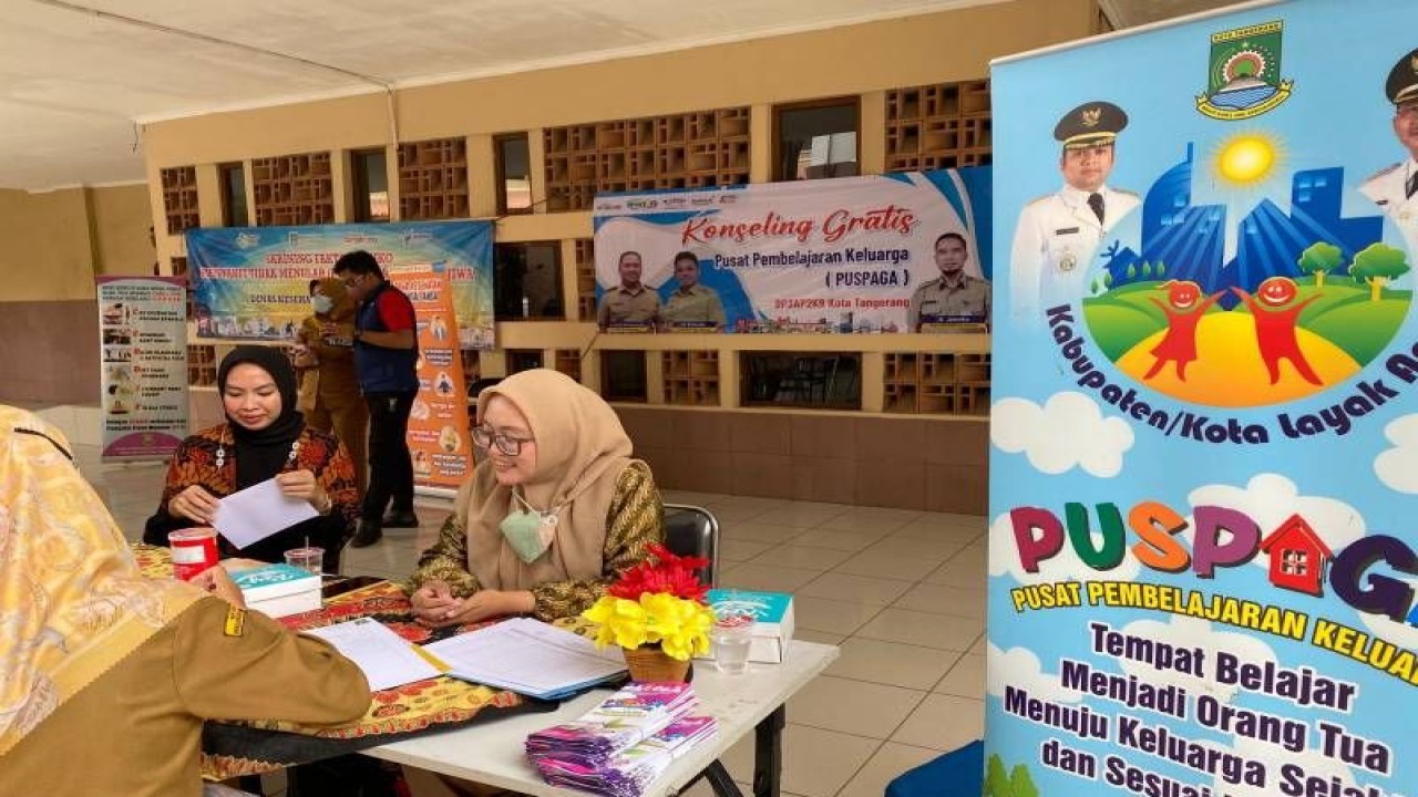 Kegiatan petugas Puspaga Kota Tangerang saat layanan konseling di Tangerang, Selasa (20/12/2022). (ANTARA)
