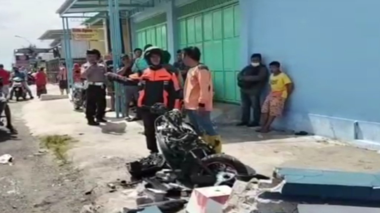 Kejadian kecelakaan mobil dinas dengan sepeda motor di Jombang, Jawa Timur, Selasa (20/12/2022). ANTARA/HO-polisi