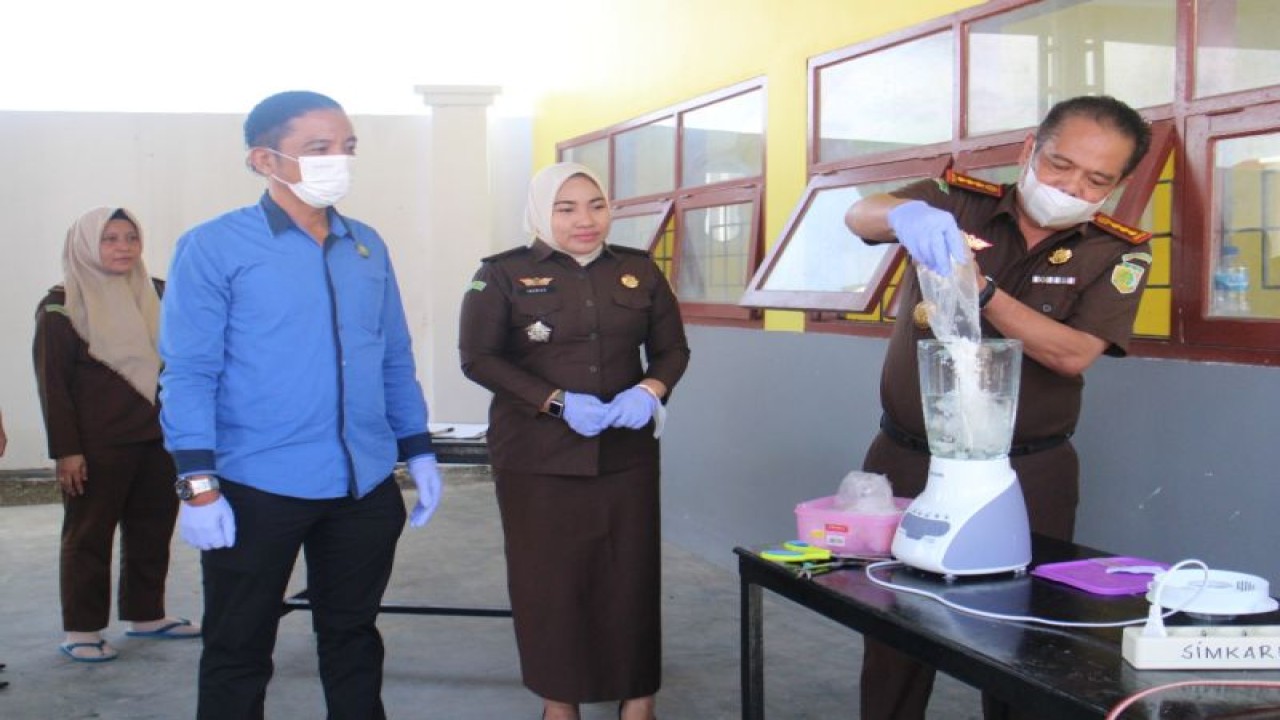 Pihak Kejaksaan Negeri Bone saat melakukan pemusnahan bubuk sabu agar tidak bisa digunakan kembali. Pemusnahan dilakukan di Halaman Kantor Kejaksaan Negeri Bone, Sulsel, Selasa (13/12/2022). ANTARA Foto/HO-Humas Kejari Bone