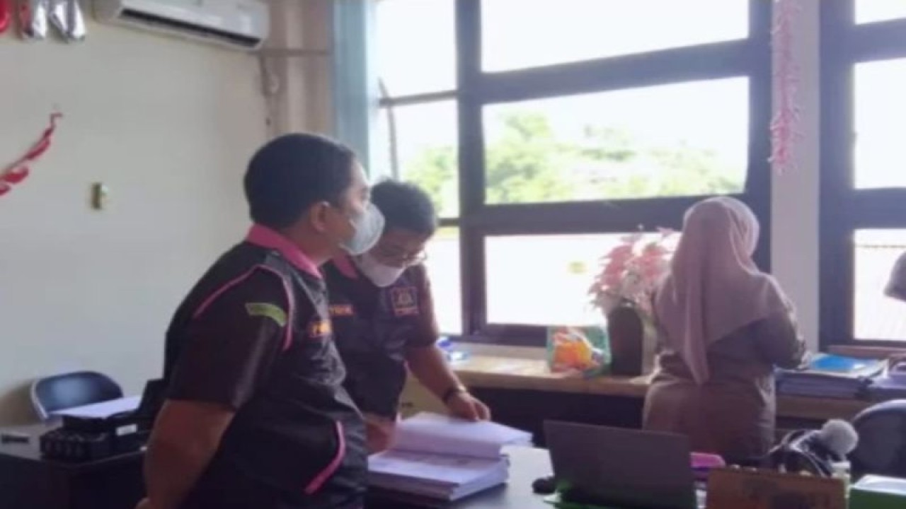 Kejari Ternate menggeledah kantor Dinas Kesehatan (Dinkes) Ternate, terkait pengusutan kasus dugaan tindak pidana korupsi anggaran Covid-19, yang dikelola Pemerintah Kota Ternate tahun 2021-2022 sebesar Rp 22 miliar (Abdul Fatah)