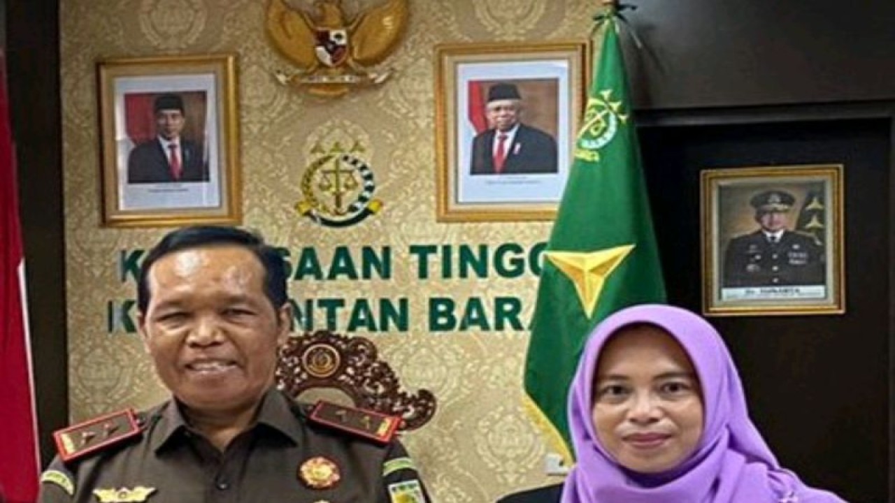 Kejati Kalbar Masyhudi (kiri) dan Ketua Ombudsman RI perwakilan Kalbar Tariyah (kanan). ANTARA/HO-Kejati Kalbar (Teofilusianto Timotius)
