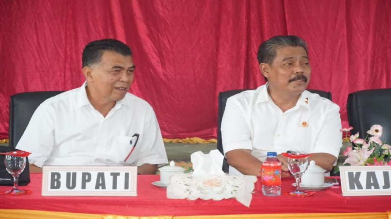 Kepala Kejaksaan Tinggi Kepulauan Riau, Gerry Yasid (kanan) saat sosialisasi Restorative justice kepada masyarakat Sedanau di Gedung Serbaguna Kecamatan Bunguran Barat, Natuna, Selasa (13/12). (ANTARA/HO-Kominfo Natuna/Cherman)