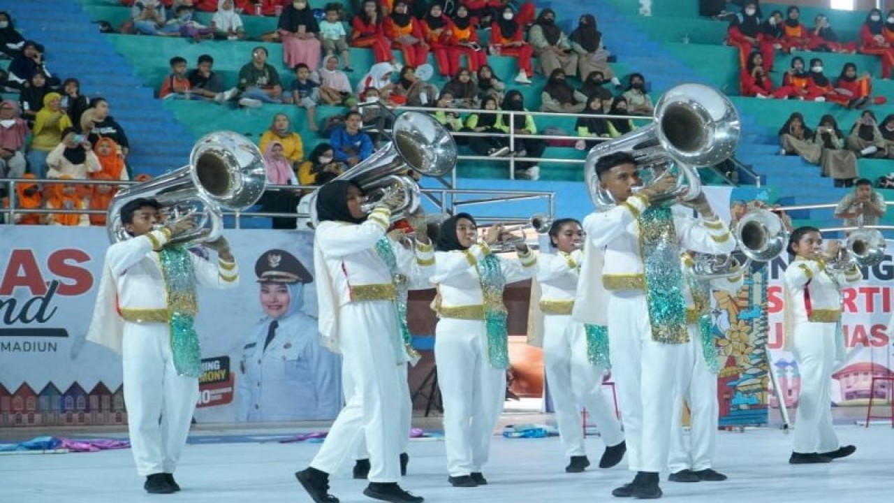 Penampilan salah satu tim dalam kegiatan Kejuaraan Nasional (Kejurnas) Drumben tahun 2022 di GOR Stadion Wilis Kota Madiun, Jatim, Rabu (7/12/2022). FOTO ANTARA/HO-Diskominfo Kota Madiun