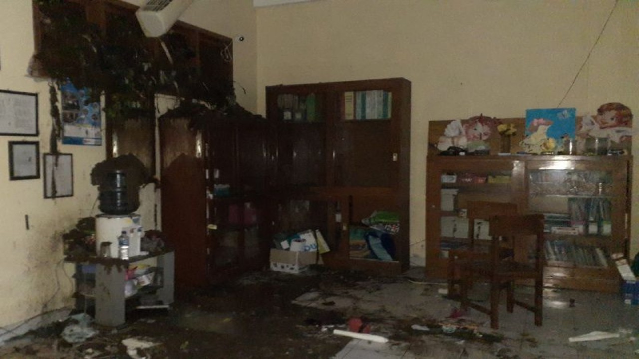 Kondisi salah satu ruang kelas SMP Domenico Savio Semarang yang terkena longsor, Jumat. (ANTARA/ I.C.Senjaya)