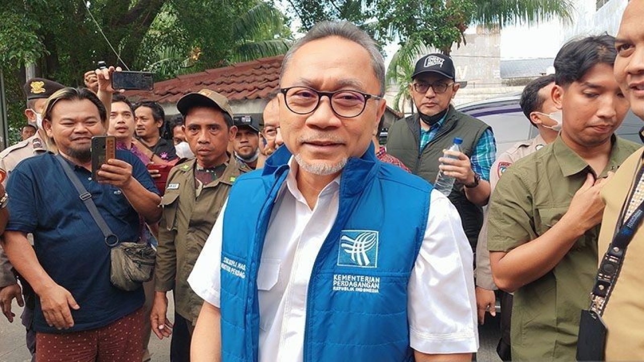 Menteri Perdagangan Zulkifli Hasan saat melakukan peninjauan harga dan ketersediaan bahan pokok di pasar Tos 3.000 di Batam, Sabtu (17/12/2022). (ANTARA/Yude.)