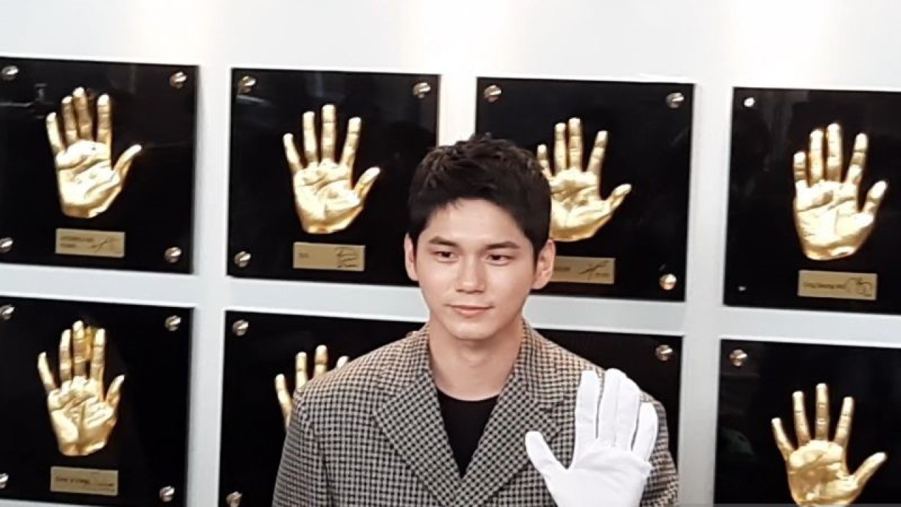 Aktor sekaligus penyanyi idola K-pop Ong Seong-wu saat menghadiri acara pembukaan Pusat Publikasi K-Brands "KOREA 360" di salah satu pusat perbelanjaan di kawasan Jakarta Selatan, Sabtu (3/12/2022). (ANTARA/Lia Wanadriani Santosa)