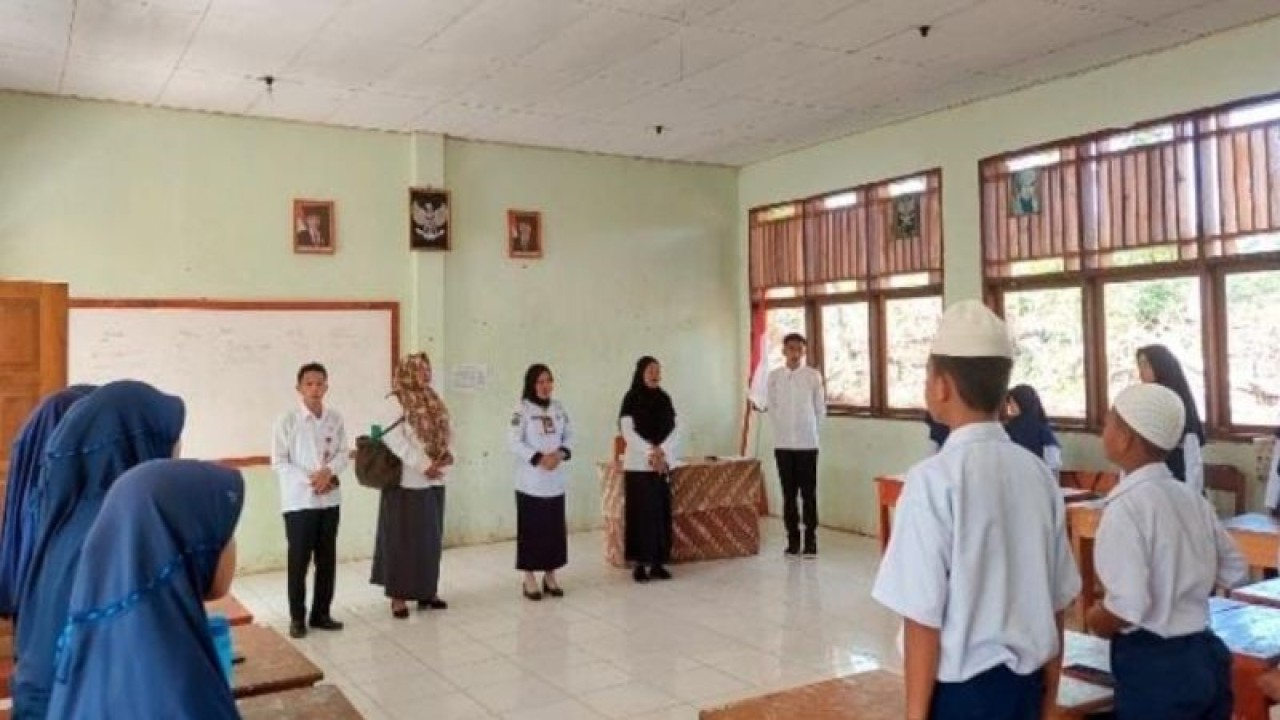 Kepala Kantor Pendidikan Islam Seksi Kementerian Agama Mongondow Selatan Sri Nangsi Makalalag meninjau pelaksanaan ujian penilaian akhir semester ganjil tahun 2022/2023 di MTs Negeri 1 Bolaang Mongondow Selatan, Senin (5/12/2022). ANTARA/Nancy L Tigauw.