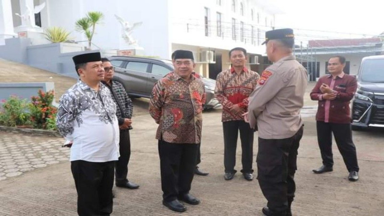 Kepala Kantor Wilayah Kemenag Sulbar, Syafrudin Baderung memantau perayaan Natal dan berharap umat beragama memperkuat toleransi dan moderasi beragama di Sulbar, Minggu (25/12/2022) ANTARA Foto/M Faisal Hanapi