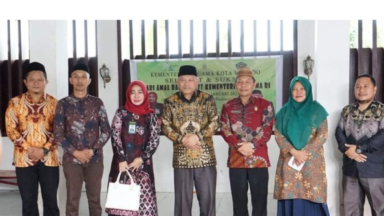 Kepala Kanwil Kementerian Agama (Kemenag) Sulawesi Utara (Sulut) H Sarbin Sehe, dalam acara di santunan kepada para santri penghuni Panti Asuhan Nurul Hidayah, di Manado, Rabu (21/12/2022). (FOTO ANTARA/HO-Kanwil Kemenag Sulut)