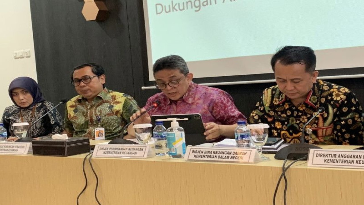 Direktur Jenderal Bina Keuangan Daerah Kemendagri Agus Fatoni (pojok kanan) dalam Media Briefing Kemenkeu di Jakarta, Jumat (16/12/2022). (ANTARA/AstridFaidlatulHabibah)