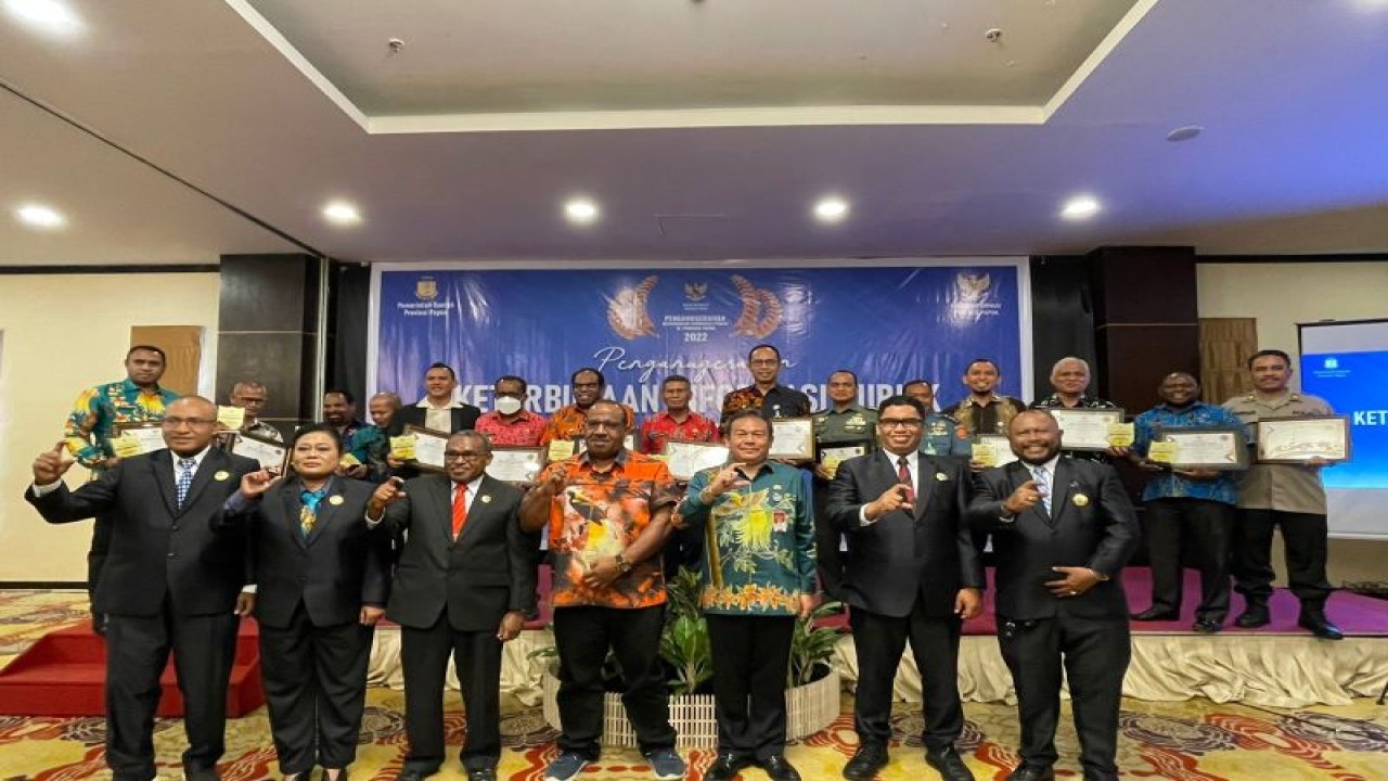 Foto bersama usai penerimaan penganugerahan keterbukaan informasi badan publik se-Provinsi Papua 2022 di Kota Jayapura, Papua, Kamis (8/12/2022). (ANTARA/HO-Dinas Kominfo Papua)