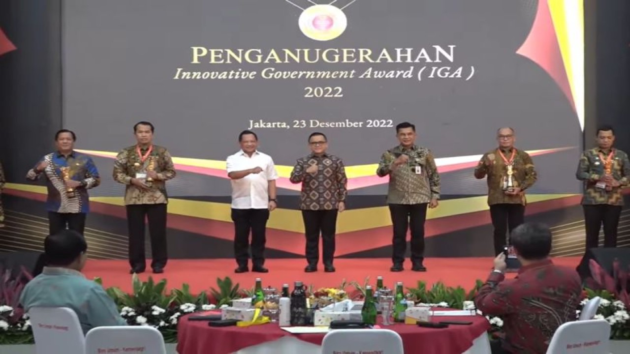 Tangkapan layar - Mendagri Tito Karnavian (tiga kiri) dan Menpan RB Abdullah Azwar Anas (tengah) bersama para peraih penghargaan daerah terinovatif IGA 2022 di Jakarta, Jumat (23/12/2022). (ANTARA/Boyke Ledy Watra)