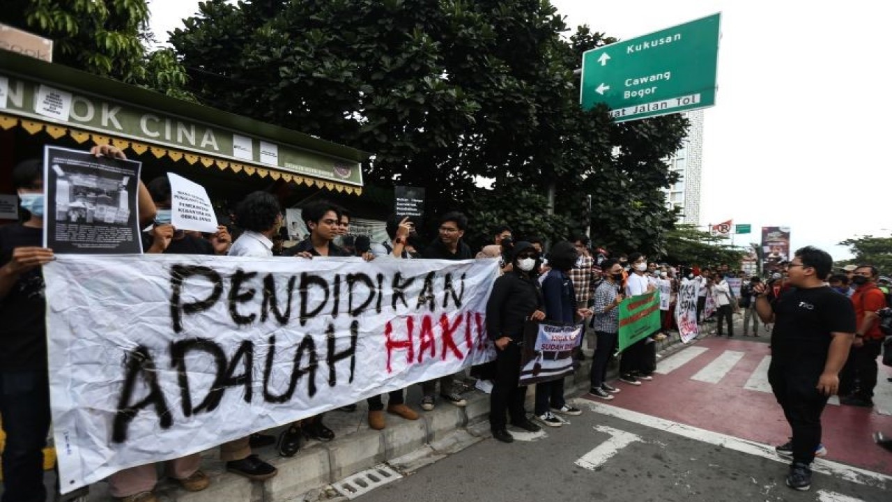Ilustrasi - Sejumlah mahasiswa membentangkan spanduk saat aksi solidaritas di SDN Pondok Cina 1, Depok, Jawa Barat, Selasa (13/12/2022). ANTARA FOTO/Asprilla Dwi Adha/tom