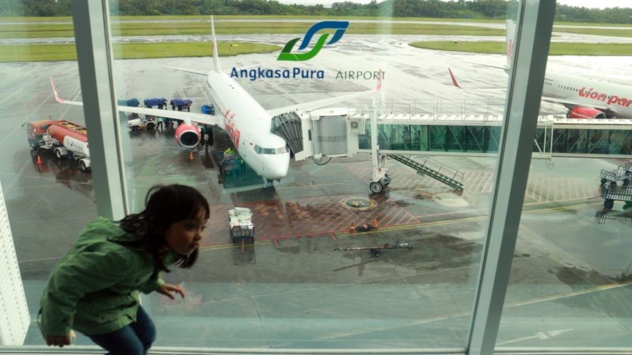 Penumpang pesawat memasuki pesawat melalui garbarata di Bandara Sultan Aji Muhammad Sulaiman Sepinggan, Balikpapan, Kalimantan Timur, Kamis (15/12/2022). Kementerian Perhubungan memprediksi jumlah penumpang pesawat pada tahun 2022 naik 53,18 persen saat libur Natal dan Tahun Baru (Nataru) dibandingkan dengan tahun sebelumnya sehingga peningkatan kapasitas melalui penambahan frekuensi penerbangan atau extra flight menjadi opsi untuk mengakomodasi lonjakan jumlah penumpang sepanjang libur akhir tahun. ANTARA FOTO/Yulius Satria Wijaya/YU.