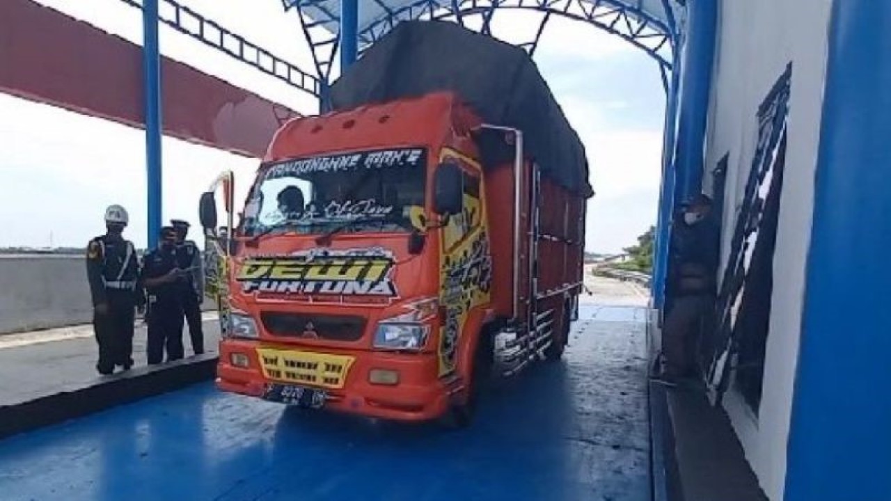 Ilustrasi: Petugas PJR Polda Jatim dan PT Jasa Marga Ngawi-Kertosono-Kediri (JNK) memeriksa kelengkapan surat kendaraan, SIM, besaran muatan, dan dimensi terhadap sejumlah kendaraan angkutan di Jembatan Timbang Jalan Tol Ruas Madiun-Kertosono KM 649. (ANTARA/Louis Rika)