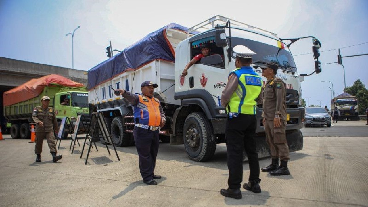 Ilustrasi: Petugas gabungan melakukan operasi penerapan jam operasional truk tanah di Benda, Kota Tangerang, Banten, Rabu (2/11/2022). Operasi tersebut dilakukan untuk truk bermuatan 8,5 ton lebih yang beroperasi diluar jam operasional yaitu pukul 22.00-05.00 WIB guna meminimalisir potensi terjadinya kecelakaan lalu lintas. ANTARA FOTO/Fauzan/aww. (ANTARA FOTO/FAUZAN)