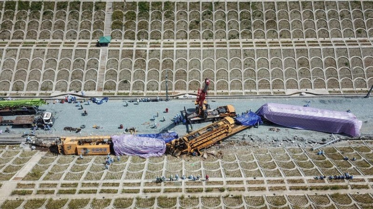 Foto udara proses evakuasi bangkai kereta teknis yang mengalami kecelakaan di Campaka Mekar, Kabupaten Bandung Barat, Jawa Barat, Senin (19/12/2022). Kadiv Humas Polri Irjen Pol Dedi Prasetyo menyatakan, kecelakaan kereta teknis pada proyek Kereta Cepat Jakarta Bandung yang terjadi pada Minggu (18/12/2022) sore tersebut mengakibatkan dua orang pekerja yang berkewarganegaan China meninggal dunia dan lima orang luka-luka. ANTARA FOTO/Raisan Al Farisi/foc.
