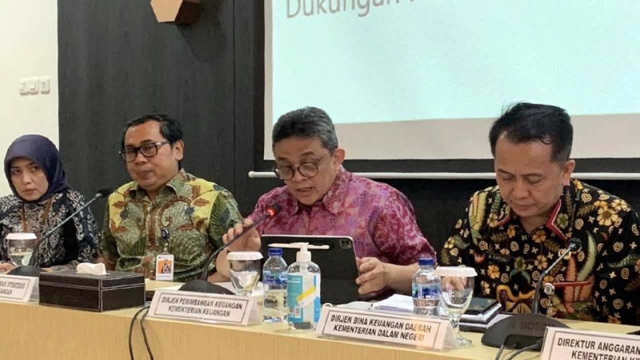 Direktur Jenderal Perimbangan Keuangan Kementerian Keuangan Luky Alfirman dalam media briefing di Jakarta, Jumat (16/12/2022). ANTARA/Astrid Faidlatul Habibah/am.