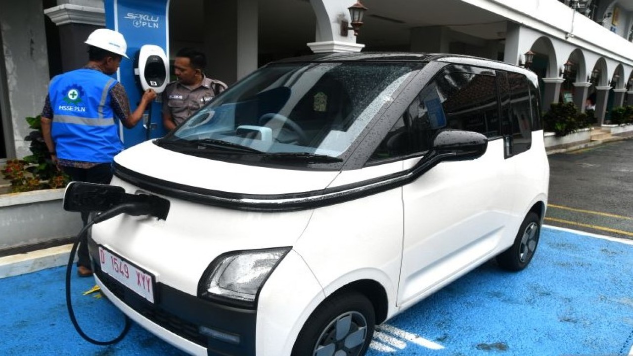 Ilustrasi: Petugas PLN melakukan pengisian ulang daya baterai untuk mobil listrik di Stasiun Pengisian Kendaraan Listrik Umum (SPKLU) PLN, Unit Layanan Pelanggan (ULP) Pakuan, Kota Bogor, Jawa Barat, Kamis (17/11/2022). ANTARA FOTO/Arif Firmansyah/foc. (ARIF FIRMANSYAH/ARIF FIRMANSYAH)