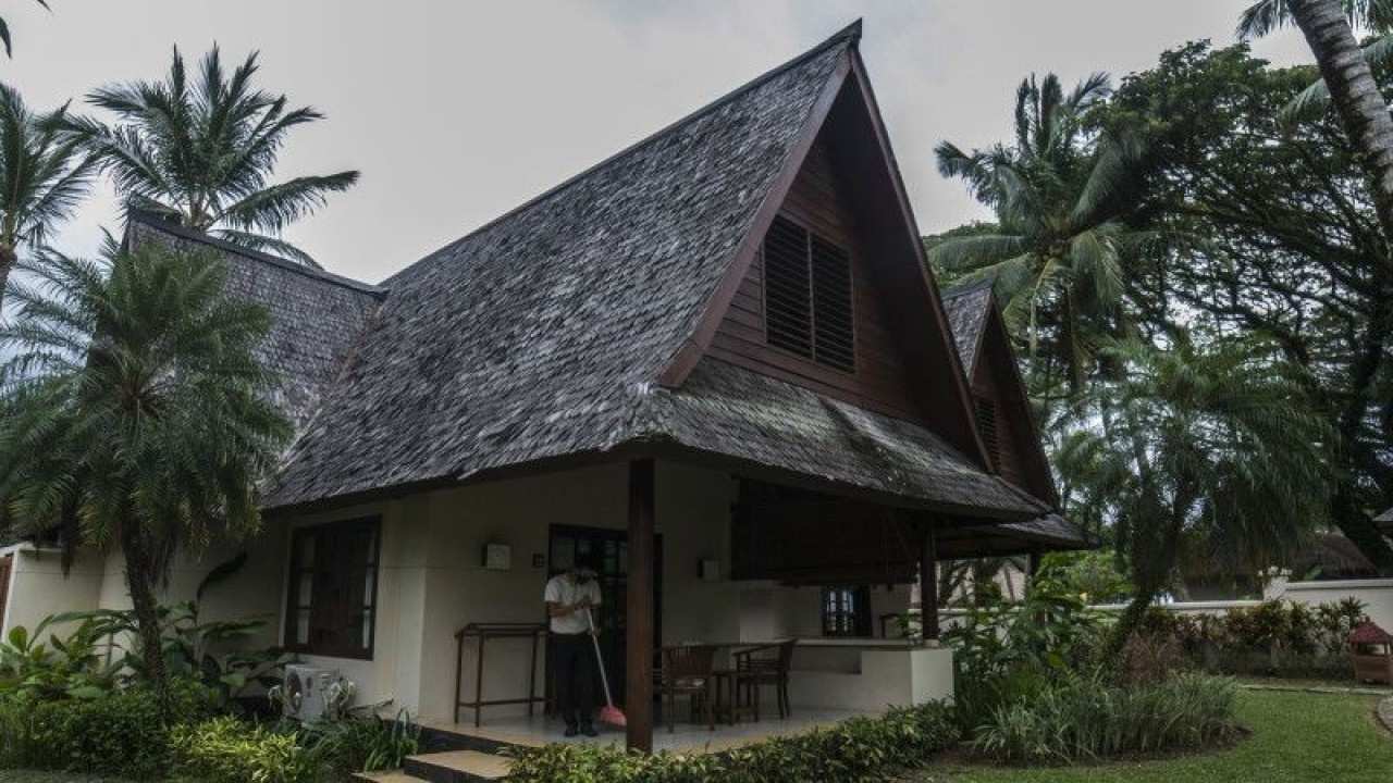 Pekerja membersihkan kamar di salah satu hotel di Kawasan Ekonomi Khusus (KEK) Tanjung Lesung, Pandeglang, Banten, Selasa (15/2/2022). ANTARA FOTO/Muhammad Bagus Khoirunas/aww.