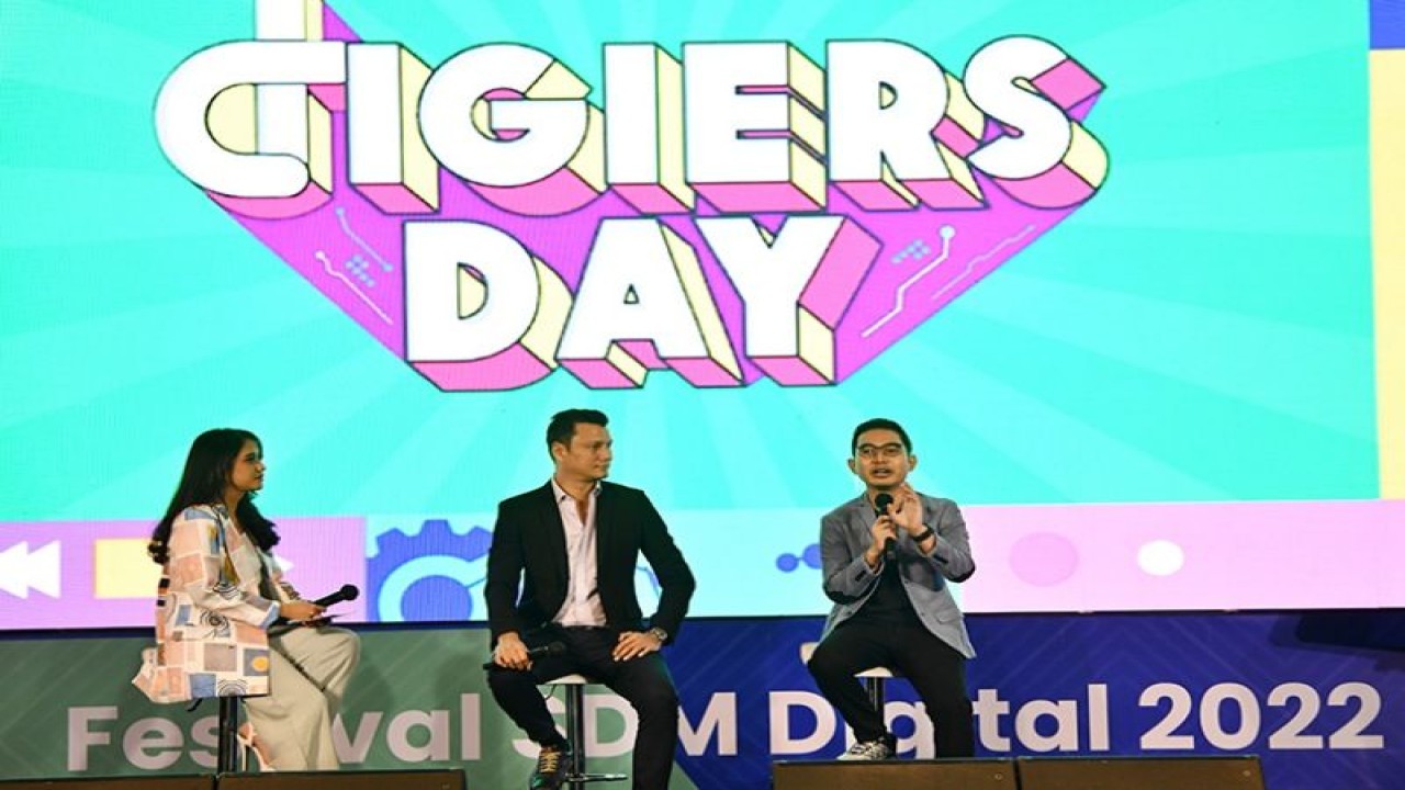(Kiri-kanan) Moderator, aktor sekaligus pengusaha Christian Sugiono dan Staf Khusus Menteri Kominfo Bidang Digital dan SDM Dedy Permadi saat acara bincang-bincang di Digiers Day di Jakarta, Rabu (21/12). (ANTARA/kominfo.go.id)
