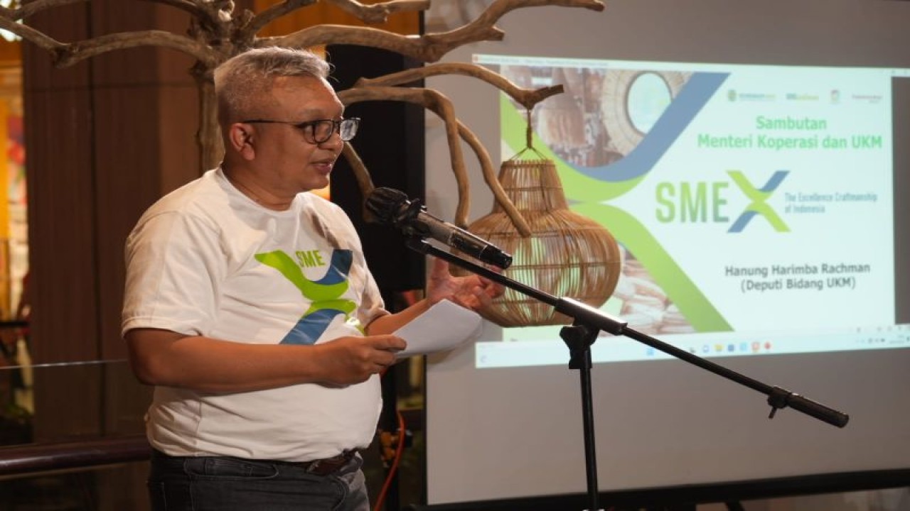 Deputi Bidang UKM Kementerian Koperasi dan UKM Hanung Harimba saat membuka acara SME-X 2022 : The Excellence Craftmanship Of Indonesia, Yogyakarta, Kamis (8/12/2022). ANTARA/HO-KemenkopUKM