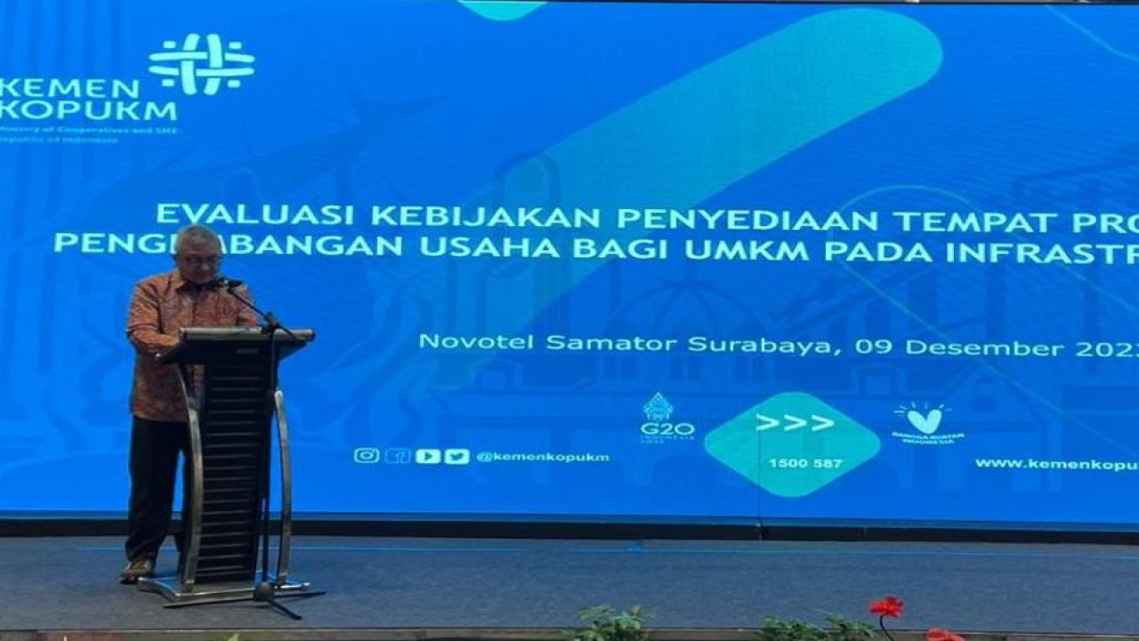 Deputi Bidang UKM Kementerian Koperasi dan UKM Hanung Harimba saat memberikan sambutan dalam acara Evaluasi Kebijakan Penyediaan Tempat Promosi dan Pengembangan Usaha Bagi UMKM pada Infrastruktur Publik, di Surabaya, Jumat (9/12/2022). ANTARA/HO-KemenkopUKM