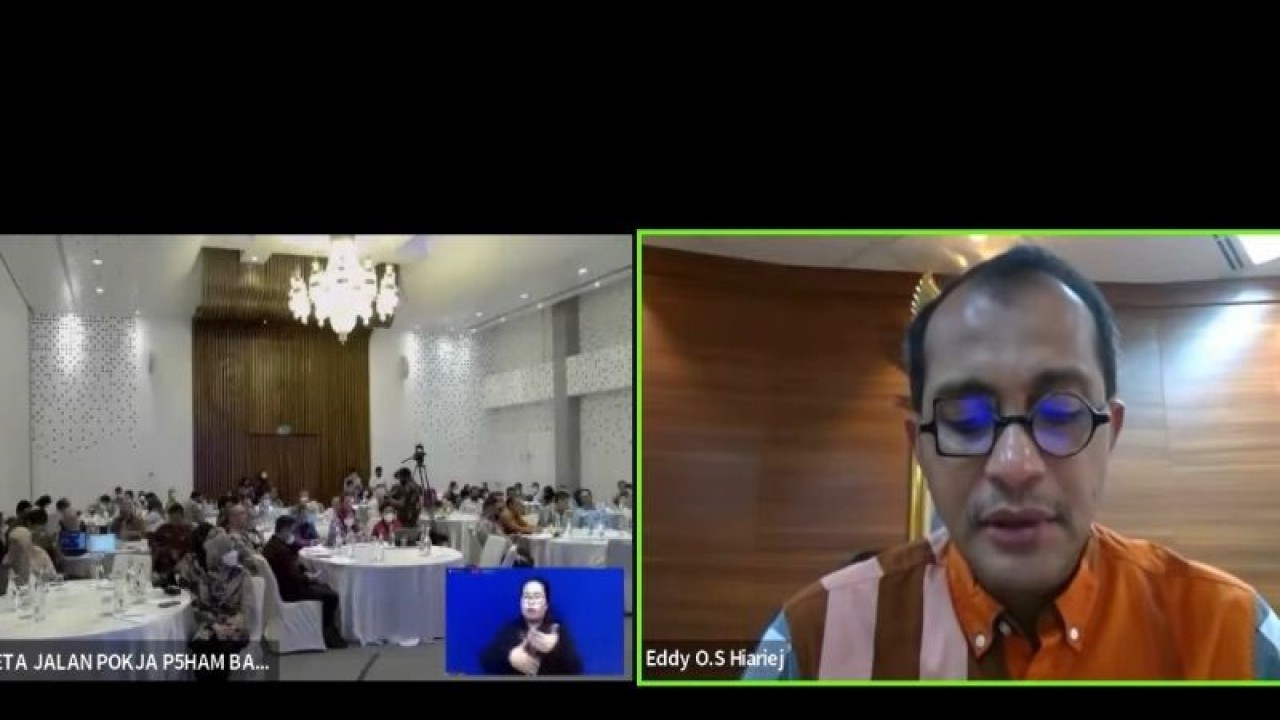 Tangkapan layar Wakil Menteri Hukum dan Hak Asasi Manusia (Wamenkumham) Prof Edward Omar Sharif Hiariej (kanan) memberikan pajangan pada seminar roadmap Pokja P5HAM untuk PDM di Jakarta, Senin, (5/12/2022). (ANTARA/Muhammad Zulfikar).