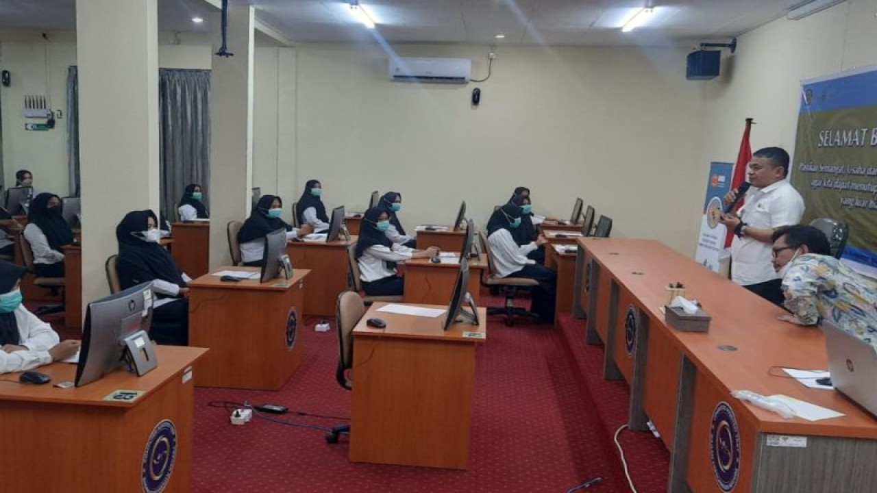 Wali Kota Palu Hadianto Rasyid (depan kiri) memberikan penguatan kepada peserta calon Pegawai Pemerintah dengan Perjalanan Kerja (PPK) sebelum melaksanakan ujian CAT, di Palu, Jumat (17/12/2022). ANTARA/HO-Humas Pemkot Palu