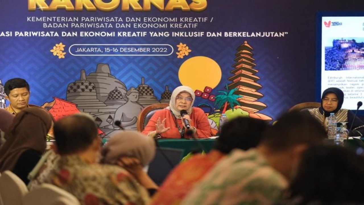 Deputi Bidang Produk Wisata dan Penyelenggara Kegiatan Kementerian Pariwisata dan Ekonomi Kreatif Rizki Handayani (pegang mic) dalam Rapat Koordinasi Nasional Pariwisata dan Ekonomi Kreatif (Rakornas Parekraf) 2022 sesi “Pemasaran dan Wisata Minat Khusus dan MICE (Meetings, Incentives, Conferences, Exhibitions) di Hotel Grand Sahid, Jakarta, Jumat (17/12/2022). ANTARA/HO-Kemenparekraf