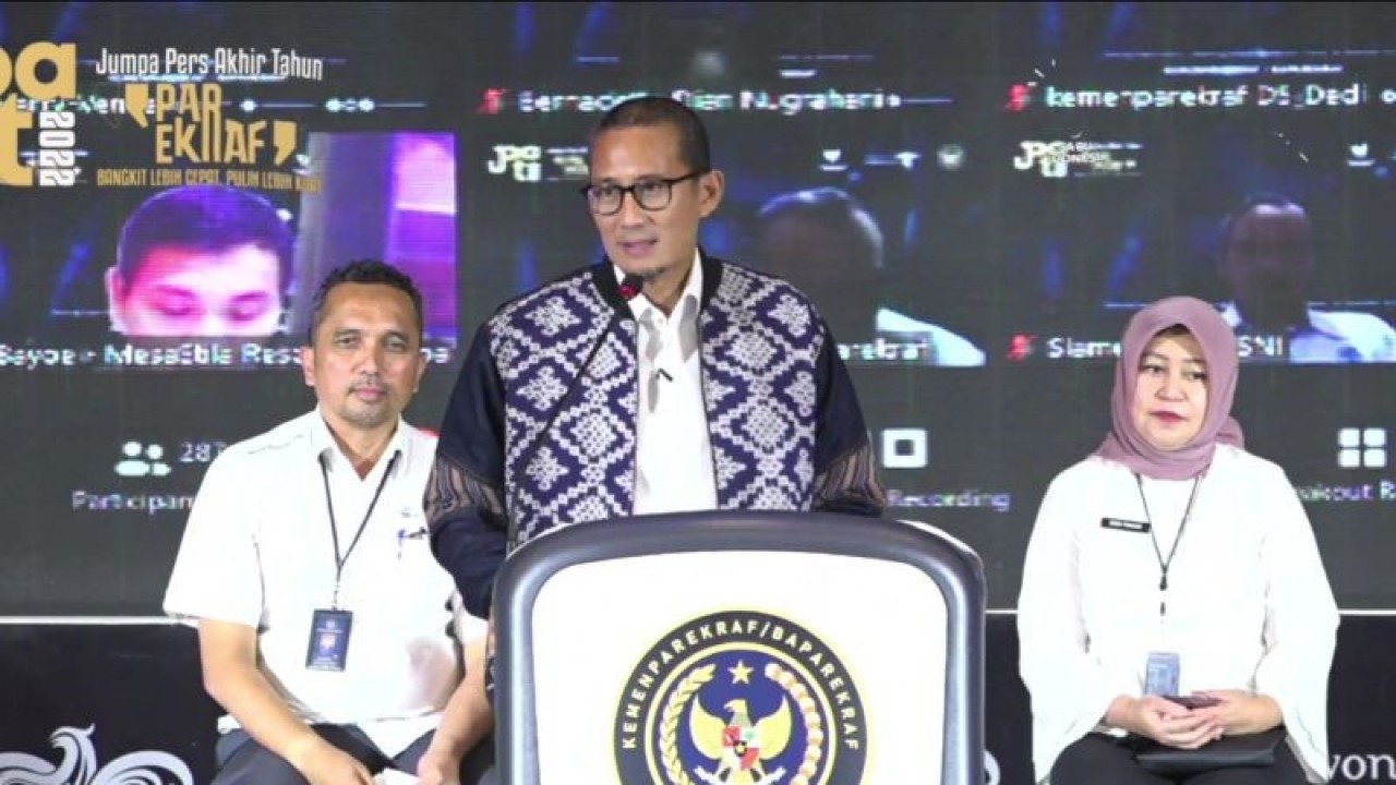 Tangkapan layar Menteri Pariwisata dan Ekonomi Kreatif Sandiaga Uno (tengah) dalam jumpa pers akhir tahun di Jakarta, Senin (26/12/2022). (Adimas Raditya)