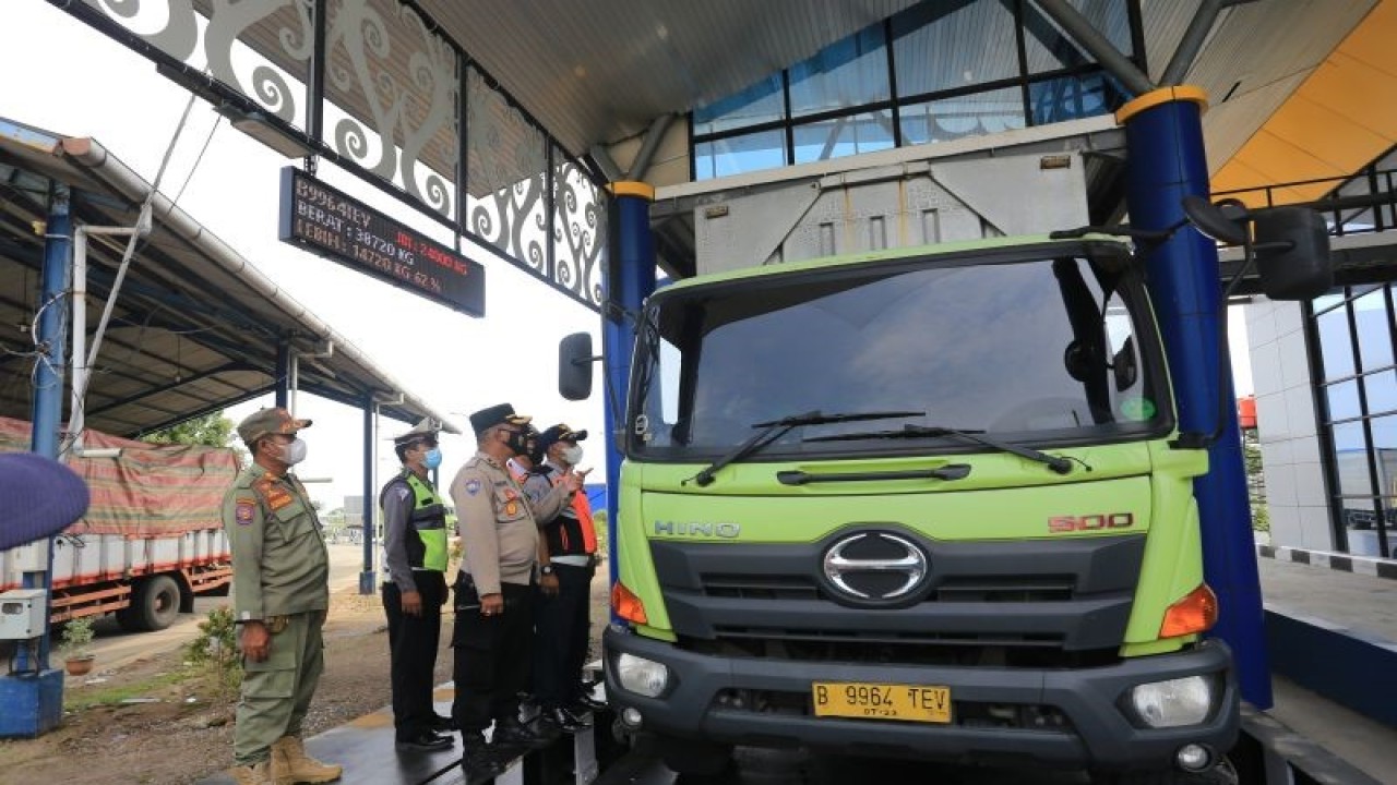 Ilustrasi: Petugas gabungan Polri, Kemenhub dan Satpol PP memeriksa tonase sebuah truk di Jembatan Timbang, Losarang, Indramayu, Jawa Barat, Jumat (11/3/2022). ANTARA FOTO/Dedhez Anggara/wsj.