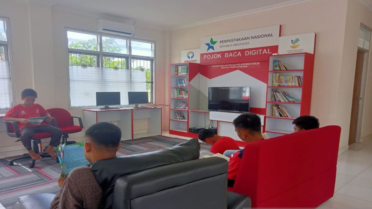 Suasana layanan Pojok Baca Digital bagi warga binaan di Sentra Pangurangi Takalar yang merupakan perpanjangan tangan Kementerian Sosial. Antara/ Suriani Mappong