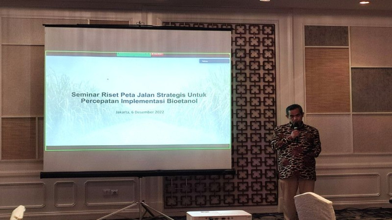 Direktur Bioenergi Ditjen EBTKE Kementerian ESDM Edi Wibowo dalam Seminar Riset Peta Jalan Strategis untuk Percepatan Implementasi Bioetanol di Jakarta, Selasa (6/12/2022). (ANTARA/Ade Irma Junida)