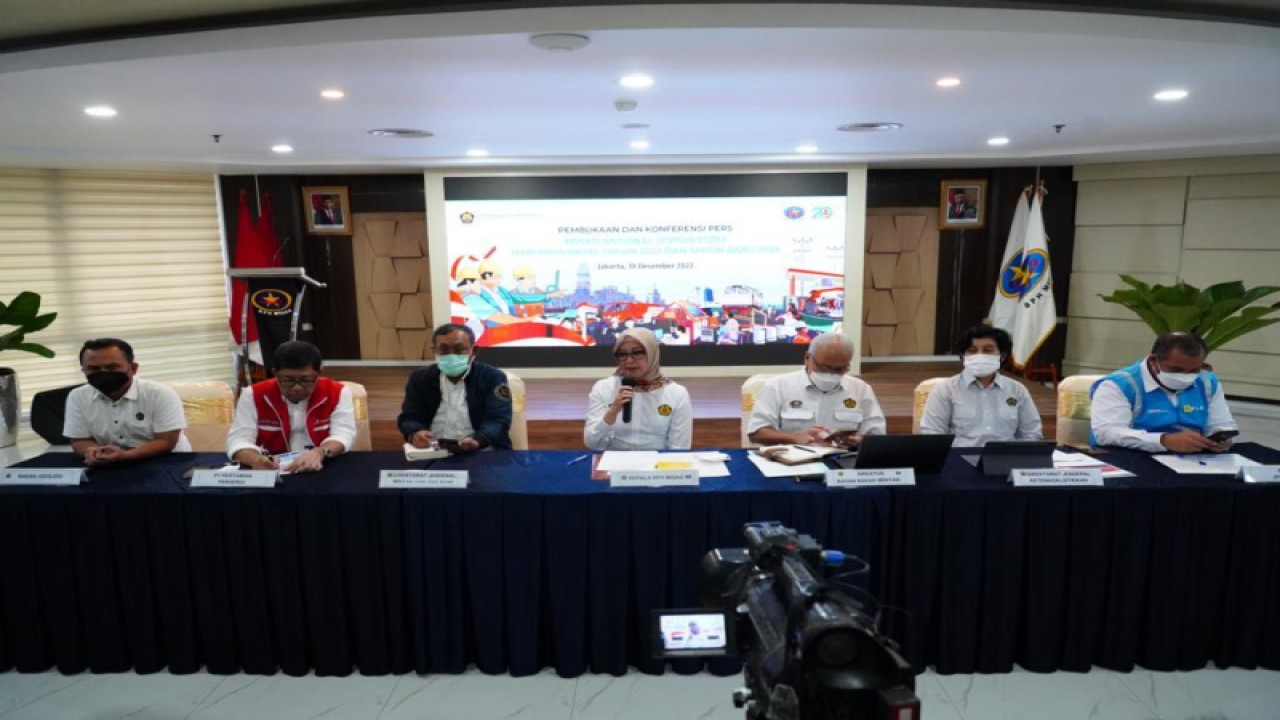 Kepala Badan Pengatur Hilir Minyak dan Gas Bumi (BPH Migas) Erika Retnowati (empat dari kiri) dalam konferensi pers mengenai pembukaan Posko Nasional Sektor ESDM Kementerian ESDM menjelang Natal 2022 dan Tahun Baru 2023 (Nataru 2022/2023) di Jakarta, Senin (19/12/2022). Pada Posko yang berlangsung sejak 19 Desember 2022 hingga 4 Januari 2023 itu, BPH Migas ditunjuk Kementerian ESDM sebagai koordinator pelaksanaannya. ANTARA/HO-Humas Kementerian ESDM