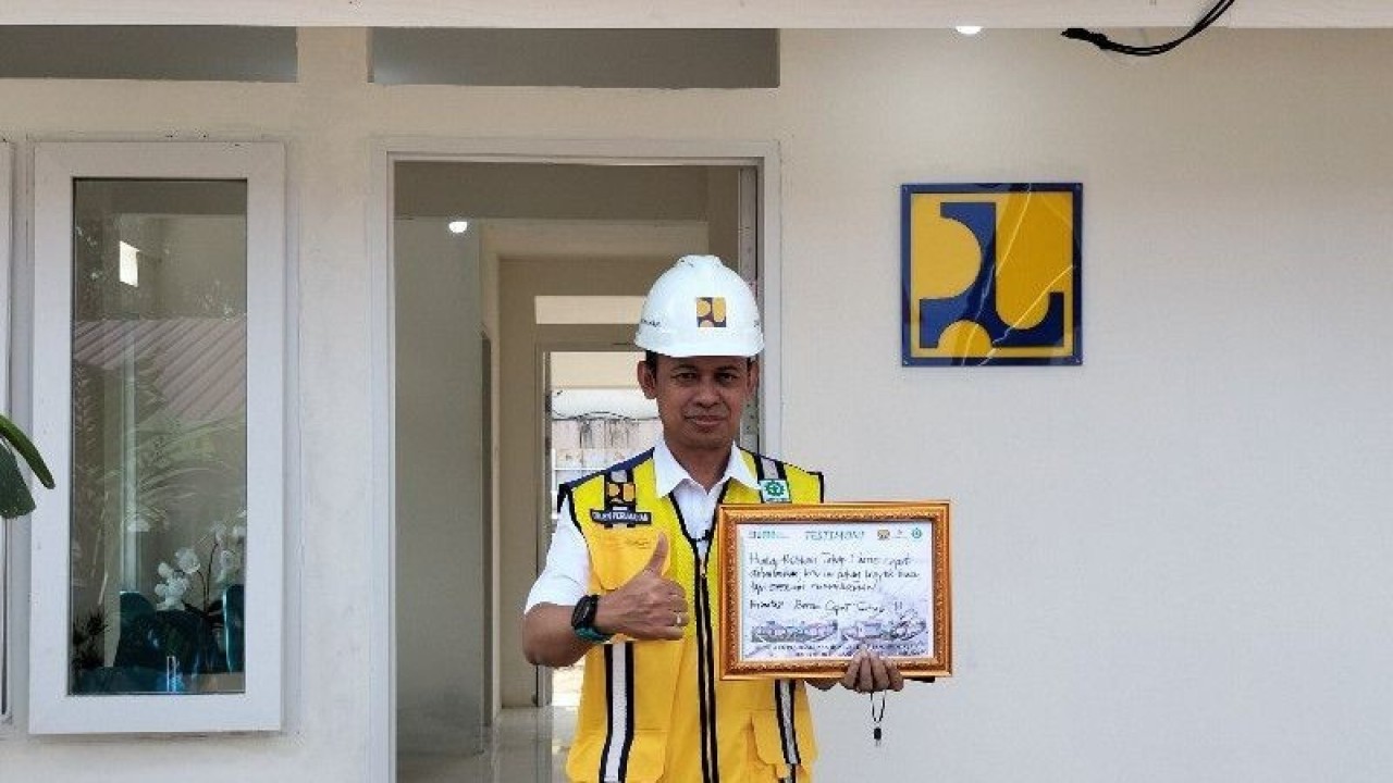 Direktur Jenderal Perumahan Kementerian PUPR Iwan Suprijanto meninjau rumah tahan gempa bagi korban gempa Cianjur di kawasan relokasi Desa Sirnagalih, Kecamatan Cilaku, Kabupaten Cianjur, Jawa Barat. ANTARA/Aji Cakti.