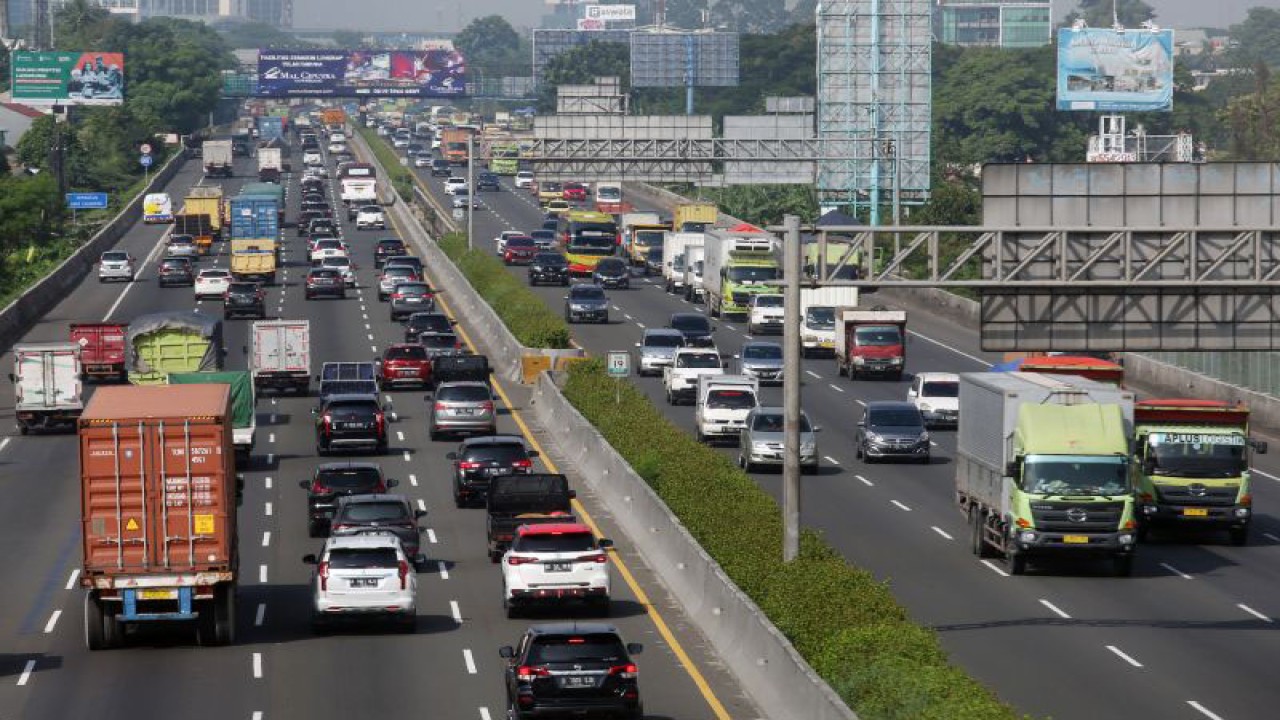 Sejumlah kendaraan berat pengangkut barang melintas di ruas tol Tangerang-Merak di Tangerang, Banten, Rabu (21/12/2022). Direktur Jenderal Perhubungan Darat Kementerian Perhubungan akan melakukan pembatasan angkutan barang yang dilakukan pada ruas jalan tol pada Tahap Pertama Libur Natal Tahun 2022 yaitu mulai Kamis (22/12/2022) pukul 12.00 hingga Sabtu (24/12/2022) pukul 24.00 waktu setempat. ANTARA FOTO/Muhammad Iqbal/YU