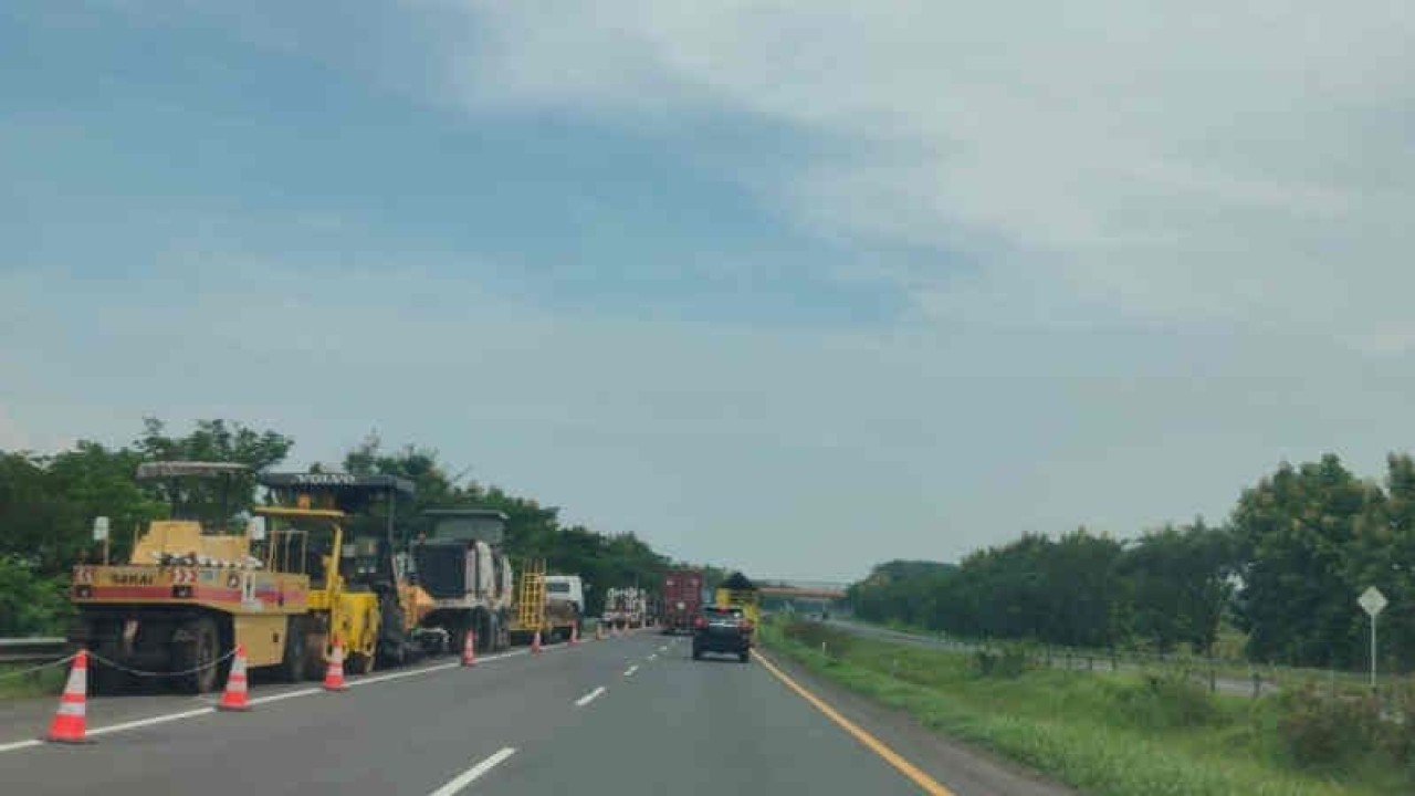 Kendaraan berat saat melakukan perbaikan di ruas jalan Tol Cikopo-Palimanan di Majalengka, Jawa Barat, Selasa (13/12/2022). ANTARA/Khaerul Izan.