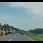 Kendaraan berat saat melakukan perbaikan di ruas jalan Tol Cikopo-Palimanan di Majalengka, Jawa Barat, Selasa (13/12/2022). ANTARA/Khaerul Izan.-1670928201