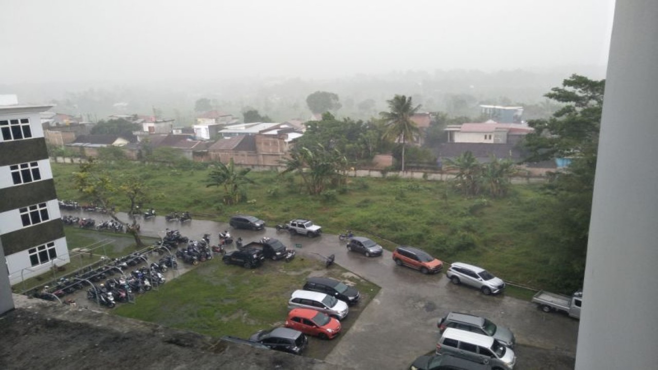 Kendaraan di halaman kantor Bupati Lombok Tengah, NTB diguyur hujan beberapa hari yang lalu. (ANTARA/Akhyar)