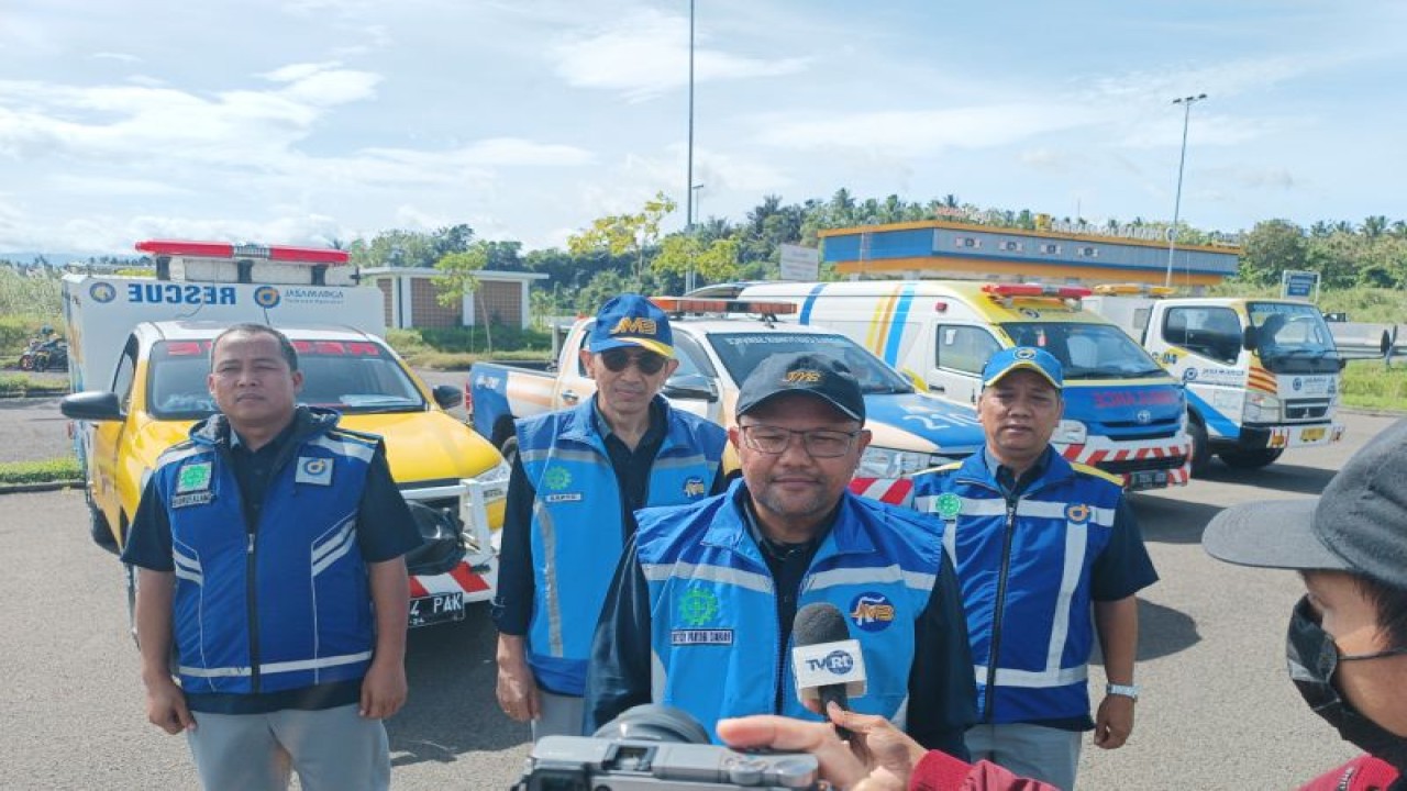 Dirut PT Jasamarga Manado-Bitung (JMB), Florysco Partai Siahaan memperkirakan terjadi kenaikan volume kendaraan yang melintasi tol Manado-Bitung hingga lima persen di tahun baru. ANTARA/Karel A Polakitan (1)