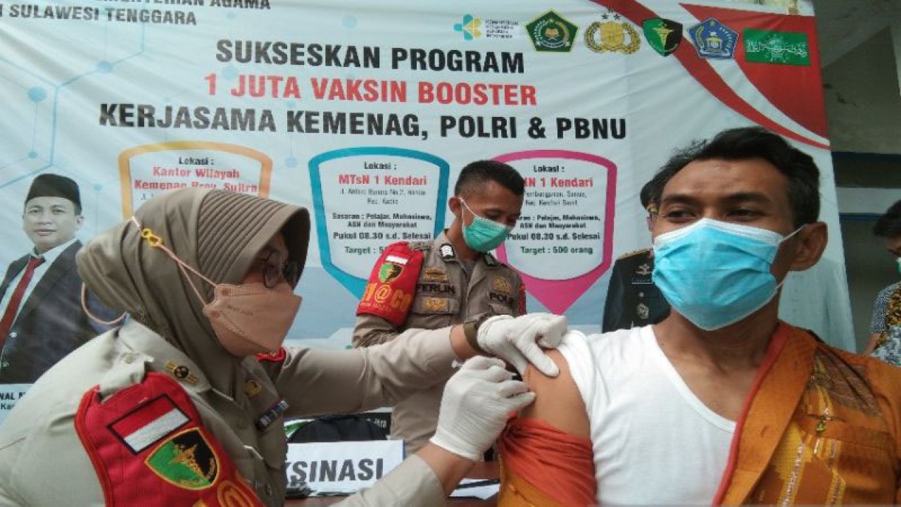 Ilustrasi - Seorang warga Kota Kendari, Sulawesi Tenggara saat menjalani vaksinasi COVID-19. ANTARA/Harianto