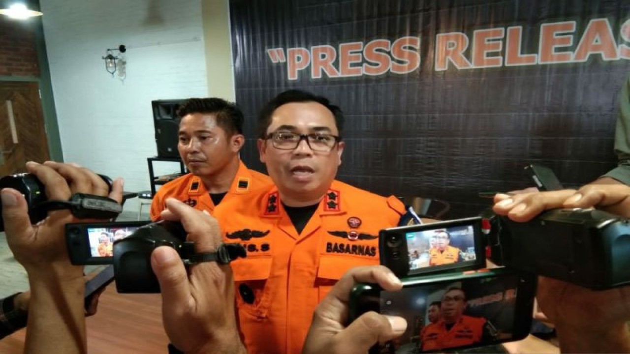Kepala Basarnas Kendari Aris Sofingi saat diwawancara terkait jumlah operasi SAR yang dilakukan sepanjang 2022 di wilayah kerjanya baik di 17 kabupaten/kota se-Sultra hingga di Sorowako, Kabupaten Luwu Timur, Sulawesi Selatan, di Kendari, Selasa (27/12/2022). (ANTARA/Harianto)