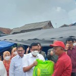 Kepala Badan Pangan Nasional Arief Prasetyo Adi menyerahkan bantuan pangan di lokasi pengungsian Desa Cibereum Cianjur, Selasa (6/12/2022).-1670308103