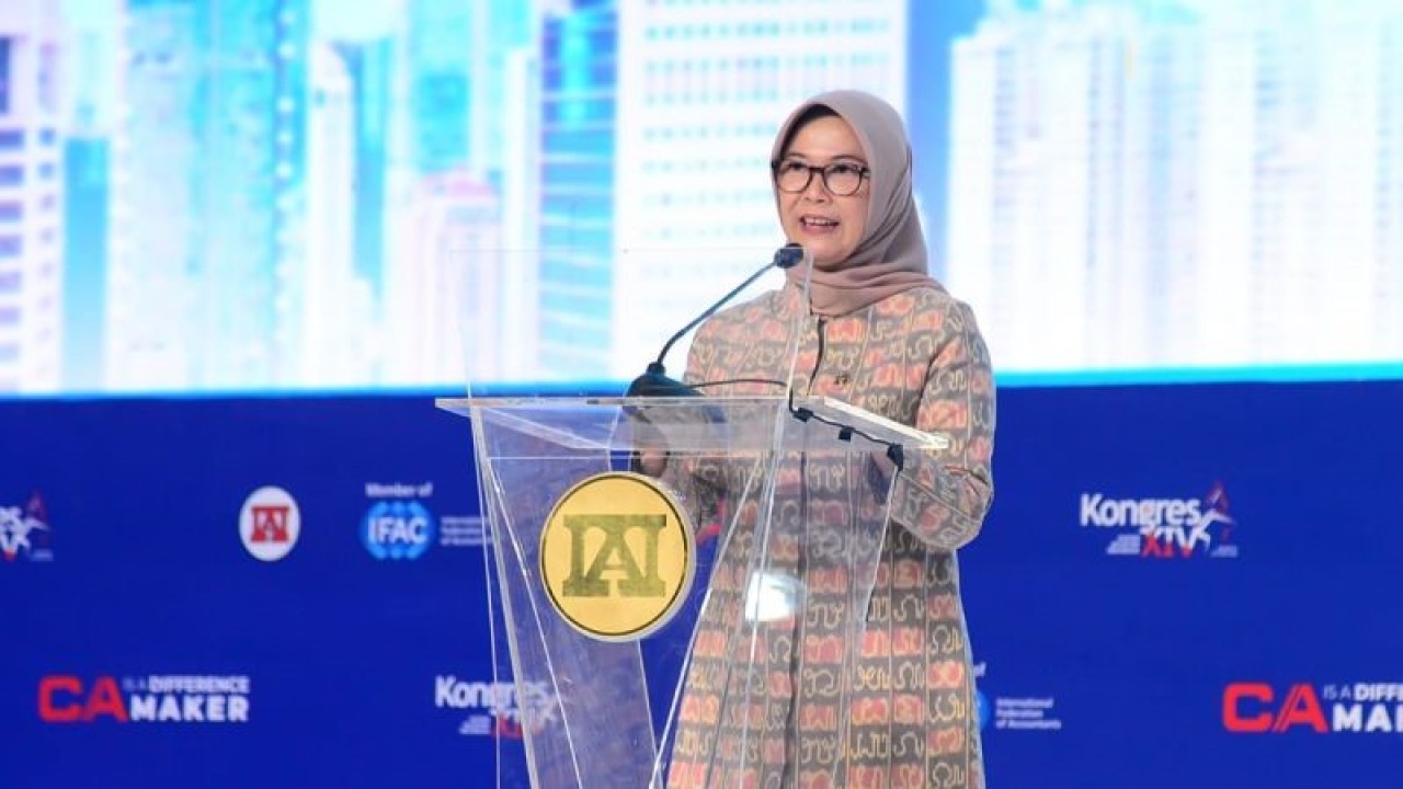 Kepala Badan Pemeriksa Keuangan (BPK) Isma Yatun dalam Seminar Internasional IAI, Selasa (13/12/2022). (ANTARA/HO-BPK/pri)