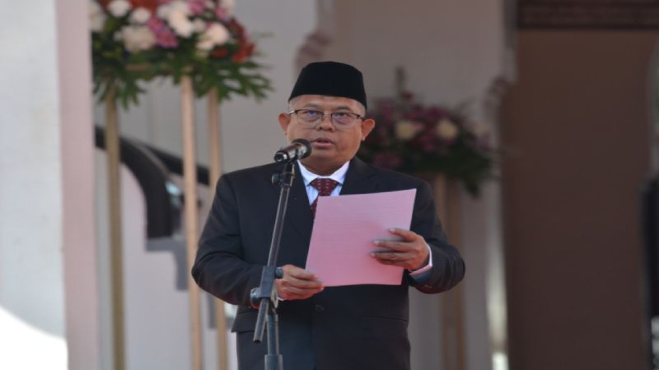 Kepala Badan Penelitian dan Pengembangan Sumber Daya Manusia Kementerian Kominfo Hary Budiarto saat membacakan sambutan Menteri Komunikasi dan Informatika Johnny G. Plate dalam Upacara Peringatan Hari Bhakti Postel ke-77 di Bandung, Selasa (27/9/2022) (ANTARA/HO-Kemenkominfo)