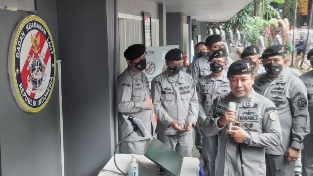 Kepala Bakamla RI Laksamana Madya TNI Aan Kurnia meresmikan ruang layanan pengaduan di Kompleks Kantor Bakamla, Jakarta, Kamis (29/12/2022). ANTARA/Fauzi Lamboka
