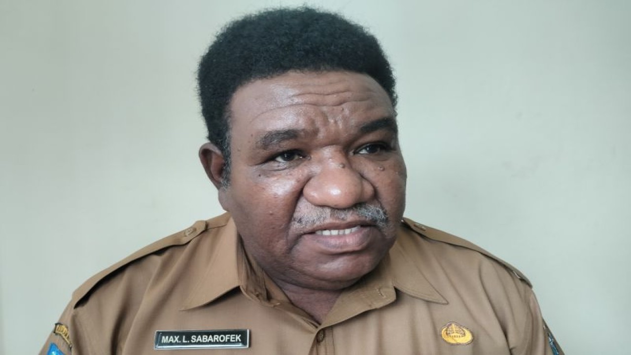 Kepala Bidang Perhubungan Udara dan Perkeretaapian Dinas Perhubungan Provinsi Papua Barat, Max L Sabarofek. (ANTARA/HANS ARNOLD KAPISA)