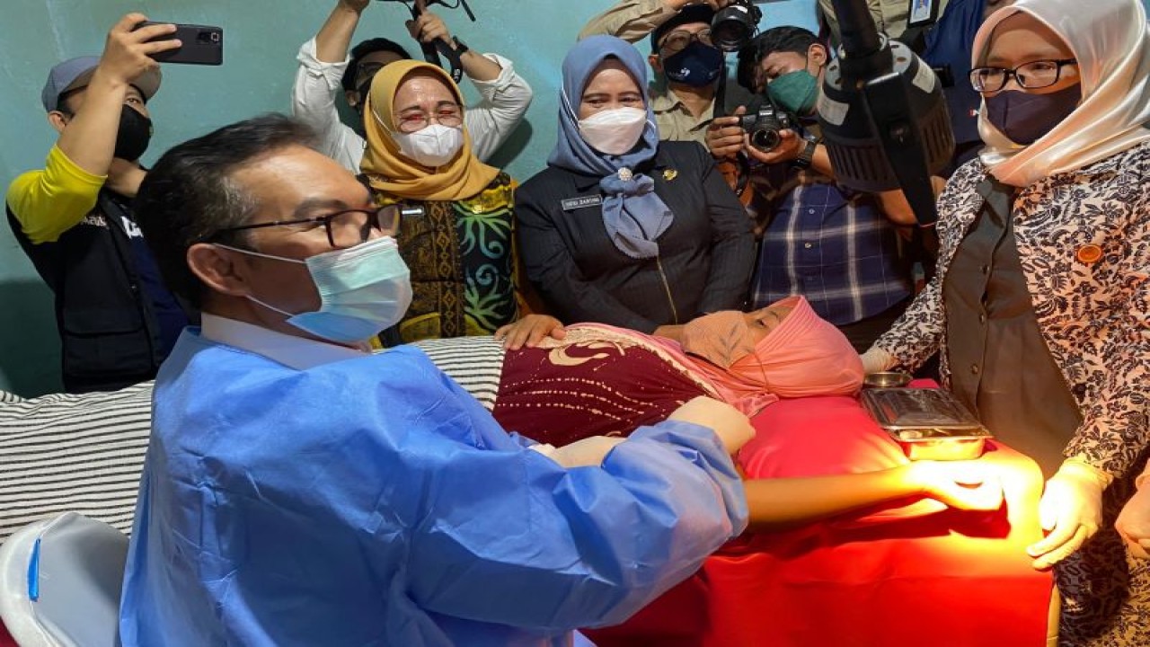 Kepala BKKBN Hasto Wardoyo saat memasangkan IUD pada seorang ibu di Medan, Sumatera Utara. (ANTARA/Hreeloita Dharma Shanti)
